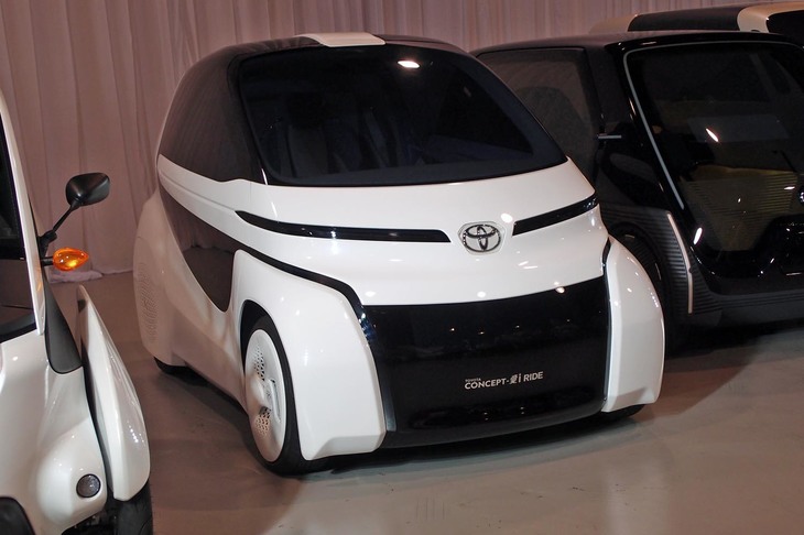 発表会の会場に展示された「トヨタi RIDE」。2017年の東京モーターショーに出展されたコンセプトカーで、「長い距離は乗らない」「1人または2人で使う」「駐車場に困らないサイズが理想」といったユーザーニーズに合致するよう開発されている。
