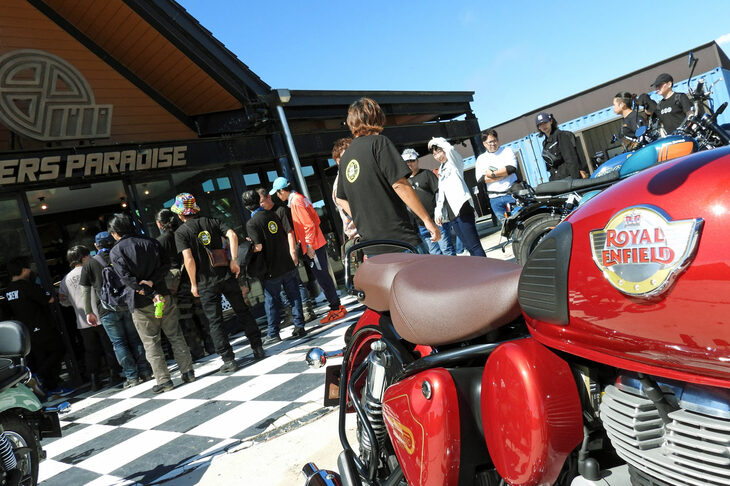 受け付けの列は建屋の外にまで。