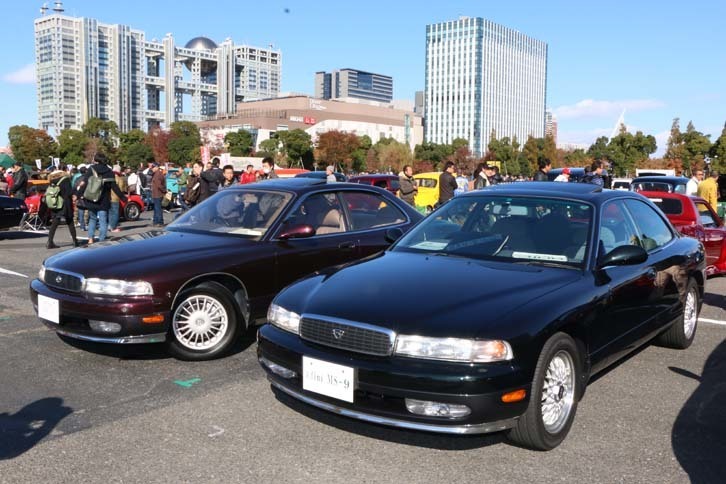 マツダのフラッグシップサルーン「ルーチェ」のあとを継いだのが「センティア」（写真右）。初代には、マツダの5チャンネル展開で生まれた姉妹モデル「アンフィニMS-9」（左）も存在した。この姉妹が並ぶのは、極めてレアだ。