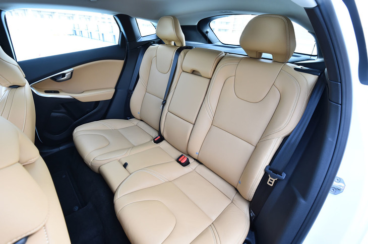 後席は6：4の分割可倒式。シートカラーは茶系のアンバーのほか、白系のブロンドや黒系のチャコールが選択できる。