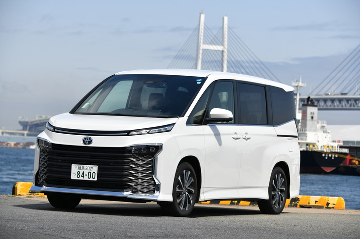 2022年1月にデビューした現行型「トヨタ・ヴォクシー」。歩行者の横断・飛び出しなどリスクを先読みしステアリング／ブレーキ操作をサポートする「プロアクティブドライビングアシスト」が用意される。（写真：峰 昌宏）