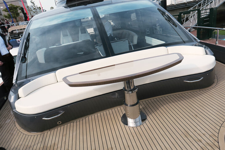 レクサスLY650（フロントデッキ）