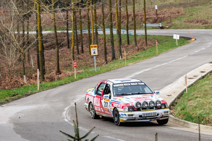 「フォード・シエラ」といえばサイド出しマフラー。火を吹く場面を撮りたかったけどタイミング合わず。