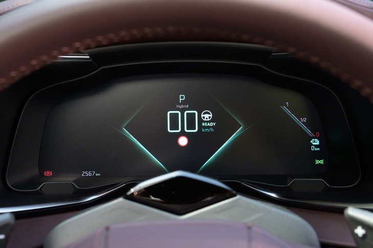 「パリのアバンギャルド」を掲げるDSオートモビルゆえ、メーターパネルの表示パターンは遊び心にあふれたものばかりだ。写真のパターンだと中央のひし形の中にほとんどの情報が収まるかたちとなる。