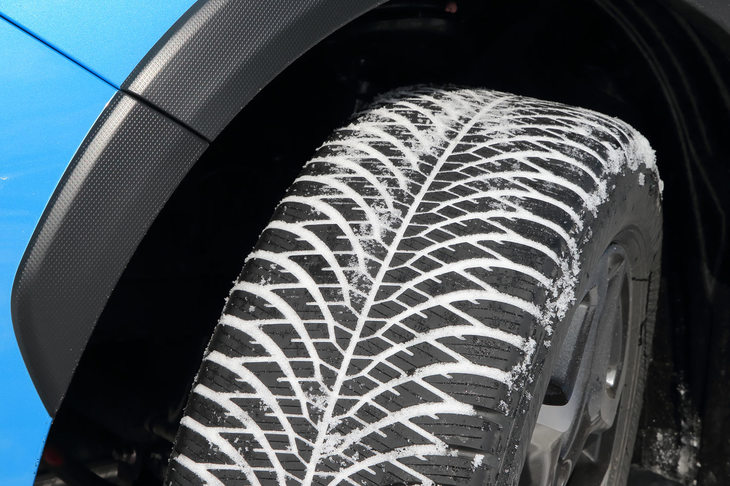 特徴的なV字型のトレッドパターンが目を引く「ブルーアース4S AW21」。複雑に枝分かれしたグルーブで雪上性能を、ショルダー部の大きなブロックでドライ路面でのしっかりした走りを追求しているようだ。
