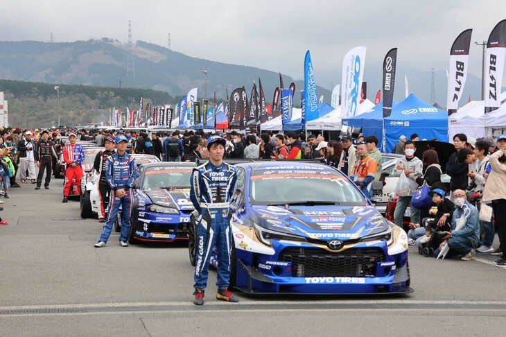 Aパドックで行われたオープニングセレモニーには、ステージカーに続いて「D1グランプリ エキシビションマッチ」に参戦するドライバーと車両も登場。開場間もない8時半より、戦いの舞台となるレーシングコースでは練習走行が開始された。