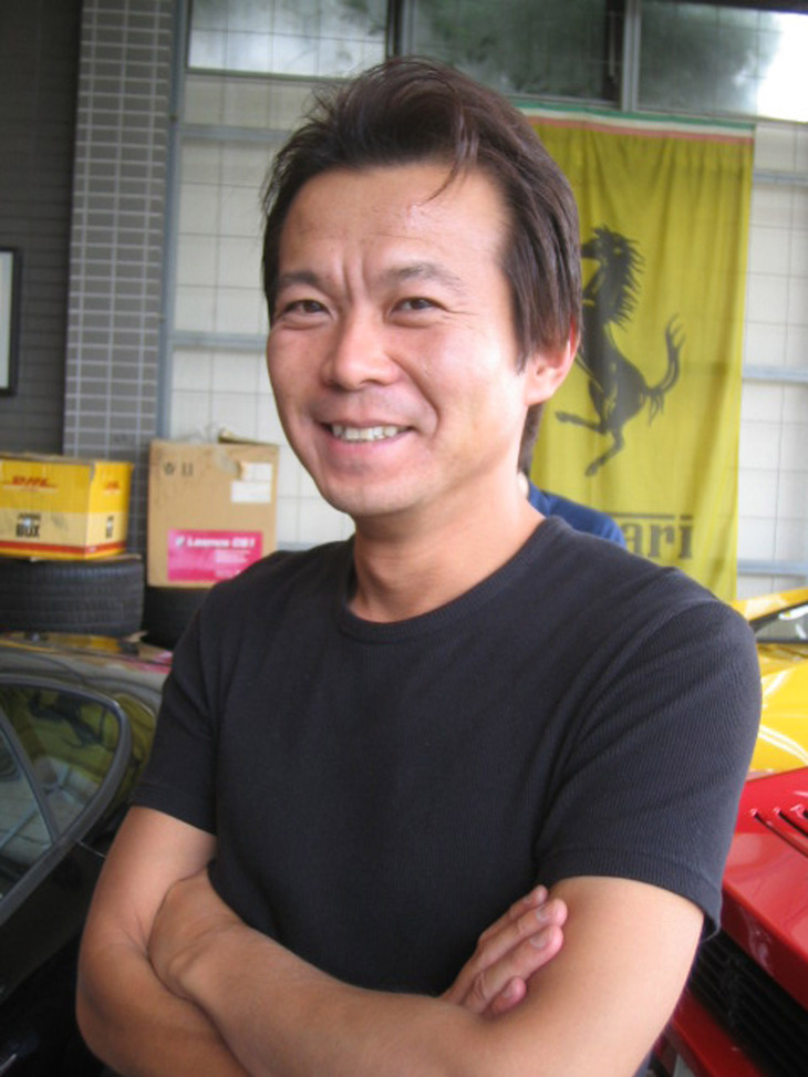 「ナイトインターナショナル」時代のエノテン。2007年に独立し、翌年「フェラーリを購入する喜び、そして、フェラーリがある楽しみを」をモットーとする中古フェラーリ販売店「コーナーストーンズ」をオープンした。