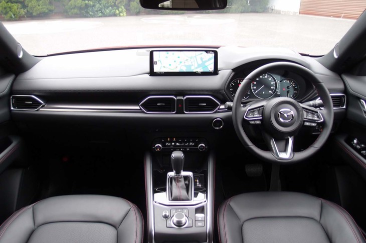 ステアリングホイールやシートには赤いステッチが施される。