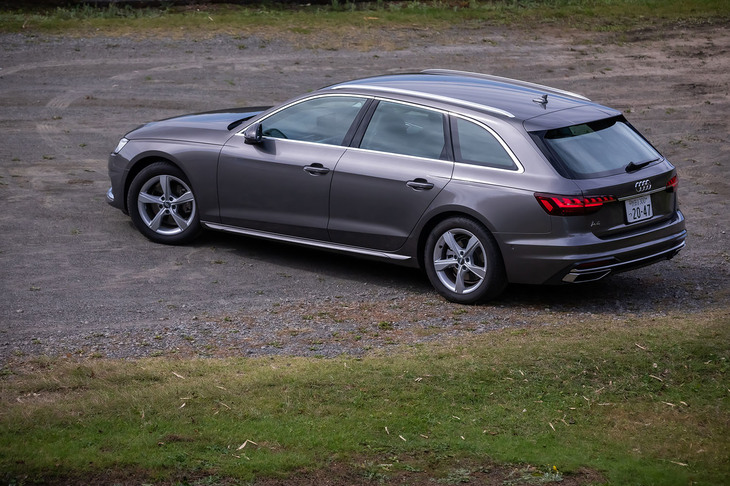 試乗車のボディーカラーはオプションの「テラグレーメタリック」。「A4アバント35 TFSIアドバンスト」では同カラーを含む全7色から外装色を選択できる。