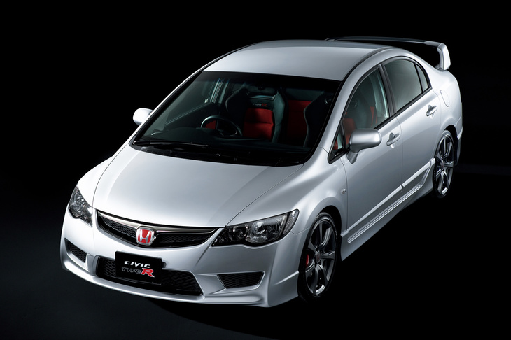 歴代のなかでも屈指の“硬派モデル”となった3代目「シビック タイプR」。「K20A」型エンジンは2リッターの排気量から225PSの最高出力を発生した。