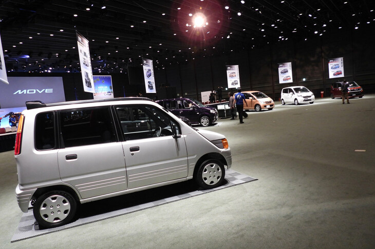 歴代「ダイハツ・ムーヴ」の展示。