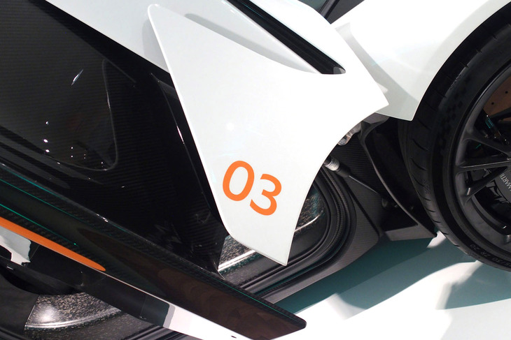 アストンマーティン・ヴァルハラ（ドア）