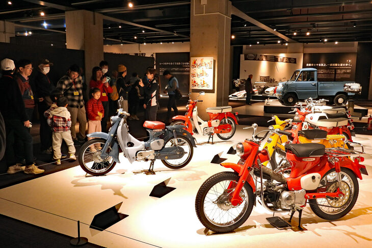 累計販売台数1億台を突破し（2017年）、今もその記録を更新し続けている「スーパーカブ」シリーズ。1958年の「C100」に始まる、初期のモデルが一堂に会している。