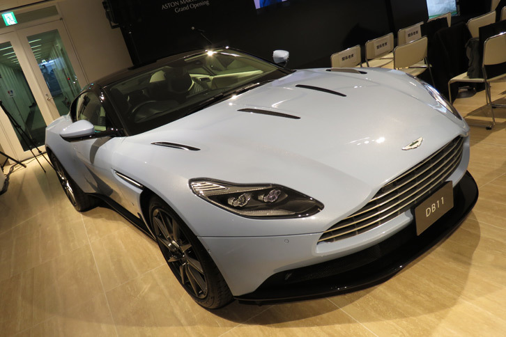 ショールームに展示されていた、最新モデルの「アストンマーティンDB11」。