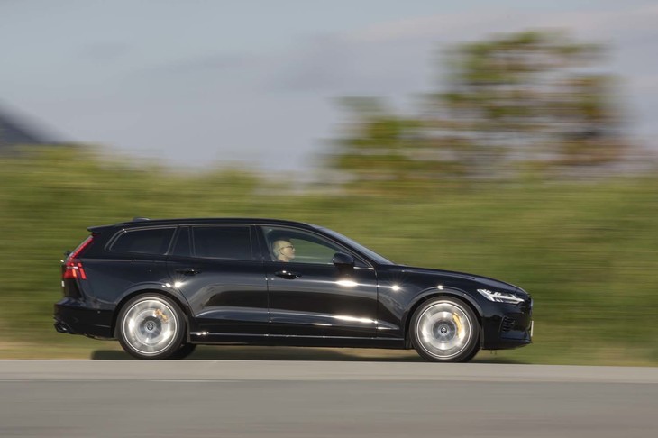 プラグインハイブリッドシステム全体で最高出力420PSを生み出す「V60 T8ポールスターエンジニアード」。0-100km/h加速のタイムが4.3秒という快足ワゴンだ。