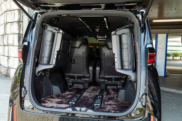 意外にも3列目のはね上げは手動式。2列目が一番後ろに下がった状態でも格納できるようになったのが新しい。