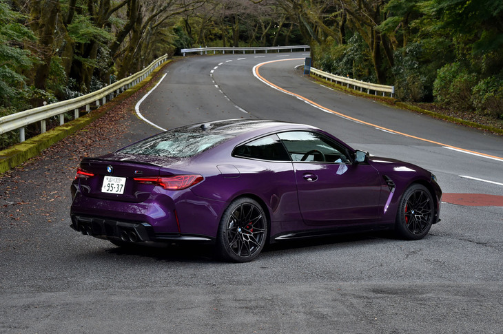 【BMW M4コンペティション クーペM xDriveのスペック】
	ボディーサイズ：全長×全幅×全高＝4805×1885×1400mm／ホイールベース：2855mm／車重：1790kg／駆動方式：4WD／エンジン：3リッター直6 DOHC 24バルブ ツインターボ／トランスミッション：8段AT／最高出力：530PS（390kW）/6250rpm／最大トルク：650N・m（66.3kgf・m）/2750-5730rpm／タイヤ：（前）275/35ZR19 100Y／（後）285/30ZR20 99Y（ミシュラン・パイロットスポーツ4 S）／燃費：9.8km/リッター（WLTCモード）／価格：1504万円
	
	【取材時の燃費データ】
	テスト距離：262.9km（市街地1：高速道路7：山岳路2）／使用燃料：41.1リッター（ハイオクガソリン）／参考燃費：6.4km/リッター（満タン法）／6.6km/リッター（車載燃費計計測値）