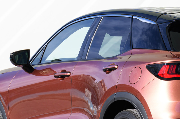 ほった「見てくださいよ。この前後のドアハンドルの向きの違いを！」　
	清水「こりゃ相当にボディーがウネウネしてるねぇ」