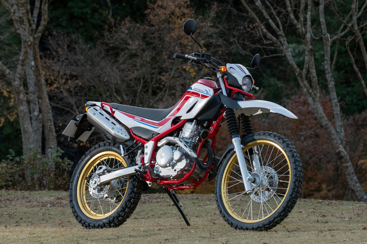 かつての「セロー225」と同じく、フレームまで有彩色で塗装された「セロー250ファイナルエディション」。太田氏いわく「カラーフレームは『ファイナル』の魂です」とのこと。