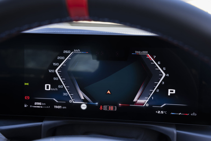 メーター用液晶パネルのサイズは12.3インチ。B58B型エンジンのゼブラゾーンは6500rpmから。