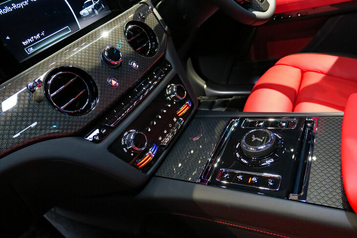 ロールス・ロイス・ブラックバッジ・ゴースト（センタークラスター＆センターコンソール）