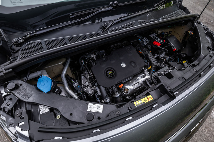 最高出力130PS/3750rpm、最大トルク300N・m/1750rpmの1.5リッター直4ディーゼルターボエンジンに、8段ATが組み合わされる。