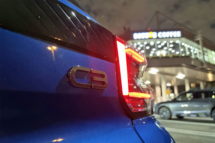 3つのセグメントに分割されたバーをコの字型に組み合わせるリアコンビランプデザインも、新型「C3ハイブリッド」の特徴だ。ブラックのリアガーニッシュには、ホイールアーチと同様に、ダブルシェブロンをモチーフとした斜めの模様が入っている。