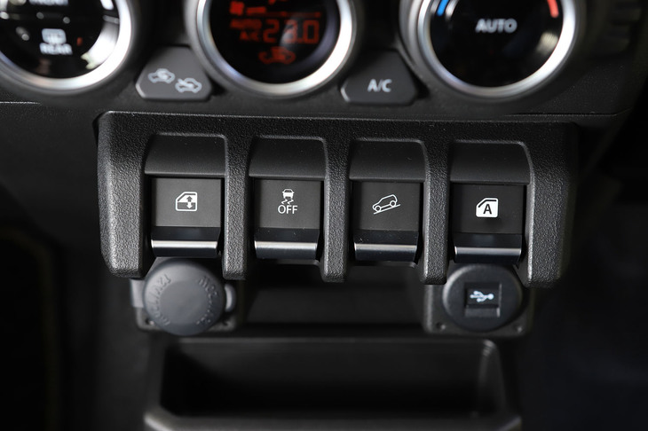 新型「ジムニー／ジムニーシエラ」には、滑りやすい下り坂などで車速を自動で一定に保つ、ヒルディセントコントロールが装備される。