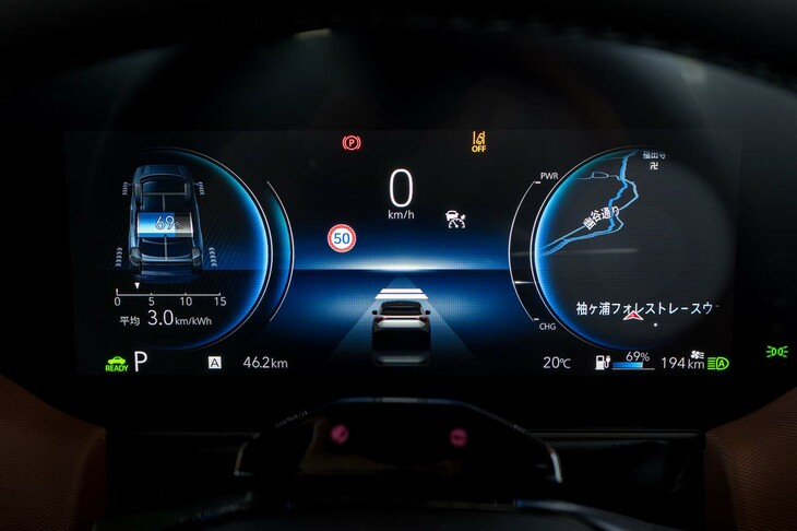 フルカラーのドライバーインフォメーションディスプレイ。車速などの走行情報に、電動パワートレインの作動状態、運転支援システムの作動状態、ナビゲーションシステムの地図情報などが表示される。