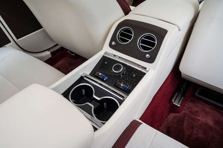 リアシートを左右に仕切るセンターコンソール。運転席／助手席が主役のクーペでありながら、きちんと後席用のエアコンも装備される。