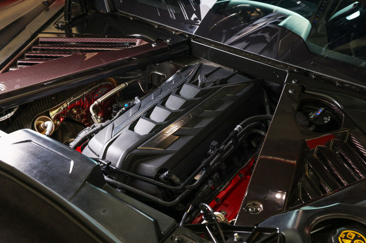 「LT2」と呼ばれる最新の6.2リッターV8 OHV。ドゥカティのバイクをモチーフにしたというエンジンカバーなど、デザインにも気が使われている。