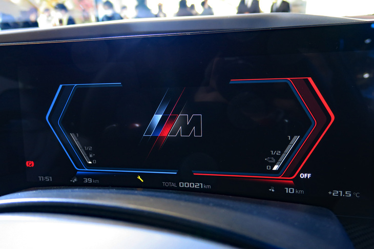 BMW XM（ドライバーインフォメーションディスプレイ）