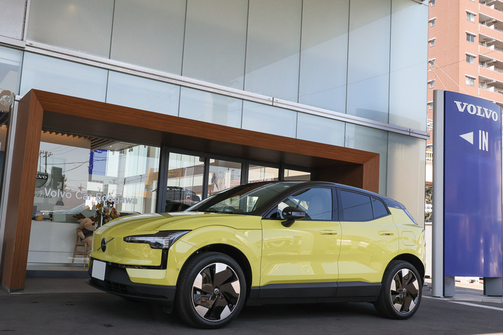 2024年3月11日にいよいよ納車。店舗の前で「モスイエロー」の「EX30」が待っていてくれた。