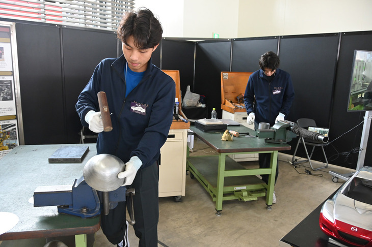 体験コンテンツのひとつである「技能五輪 職人技実演」。丸い板をたたいていくことで、“おわん”のような形に変えていくのだ。