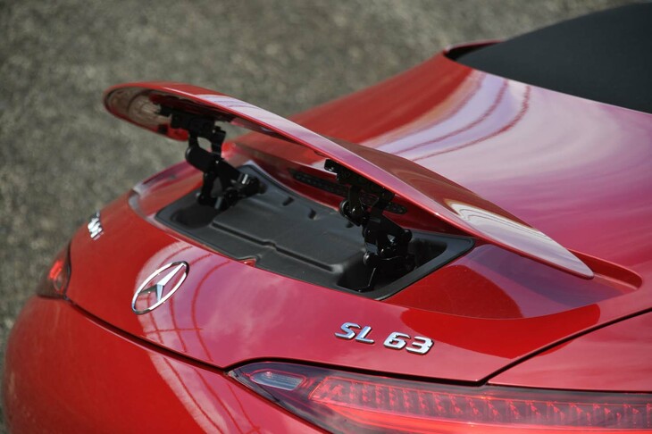 トランクリッド上に可動式のスポイラーを装備。立ち上がる角度の鋭さが高い効果を予感させる。