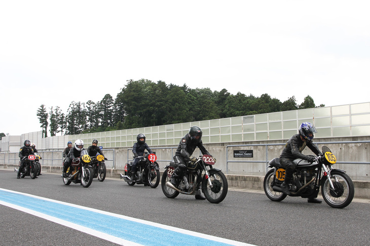 サラブレッド・グランプリ＆ゴールデンエラ・トロフィーと題された、1950年以前のモーターサイクルと1962年以前の単気筒プロダクションレーサーによるレースの、コースインを待つ参加車両。