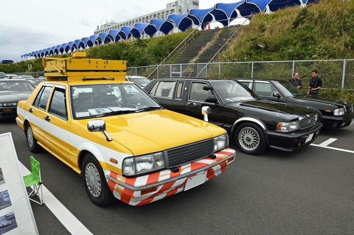 旧オーテックが手がけた特装車も参加していた。黄色い車両が高速道路のパトロールカーとして製作された「セドリック」。その奥にはリムジン仕様の「グロリア」が並ぶ。