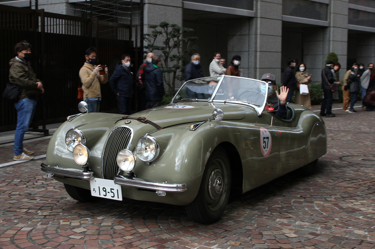 1951年「ジャガーXK120ロードスター」。直6 DOHCのXKエンジンを搭載し、本格的なスポーツカーメイクとしてのジャガーを確立したモデル。