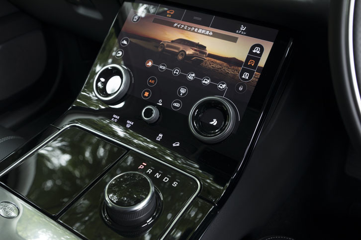 こちらはセンターコンソール下段の10.2インチモニター。道路環境に合わせた走行モードの変更も、このタッチパネルを介して行う。