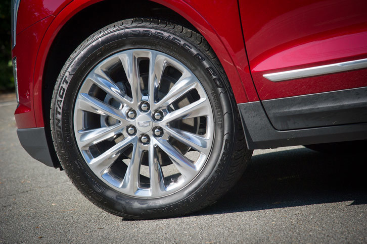 タイヤサイズは「ラグジュアリー」が235/65R18、「プラチナム」が235/55R20。ともにオールシーズンタイヤが装着される。