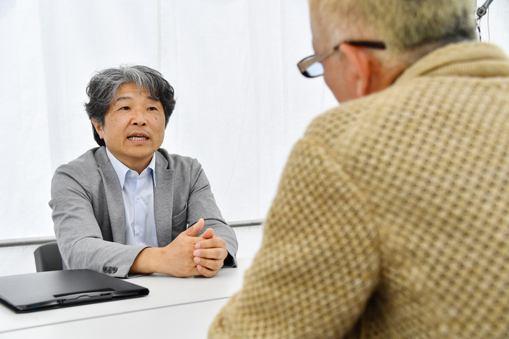 15代目「クラウン」のプロダクトチーフデザイナーを務めた國重 健氏。（写真：田村 弥）