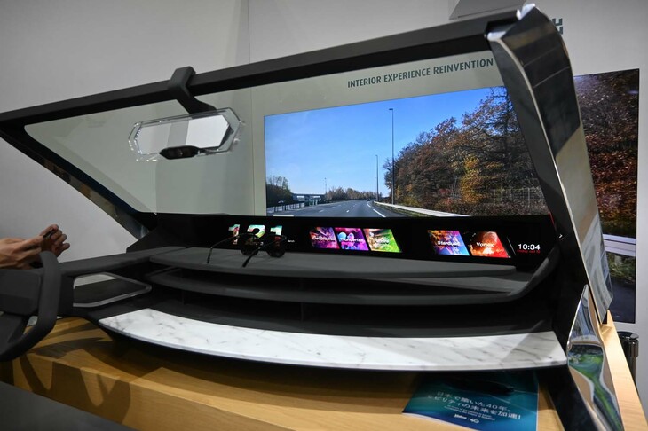 ヴァレオの次世代ディスプレイ「パノビジョン」。フロントウィンドウの下部にディスプレイを備えており、ボディー側から映写する方式によって奥行きが感じられるのが特徴。偏光レンズでも視認が可能だ。