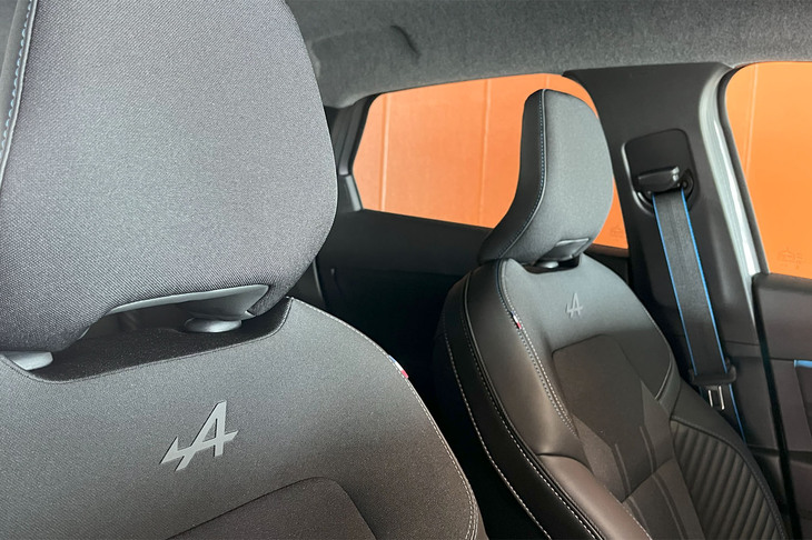 「エスプリ アルピーヌ」グレードには「ALPINE」のロゴ入り「バイオスキン＆ファブリックコンビシート」が標準で採用される。ブルーの差し色が入ったシートベルトもマニアのハートを刺激する。