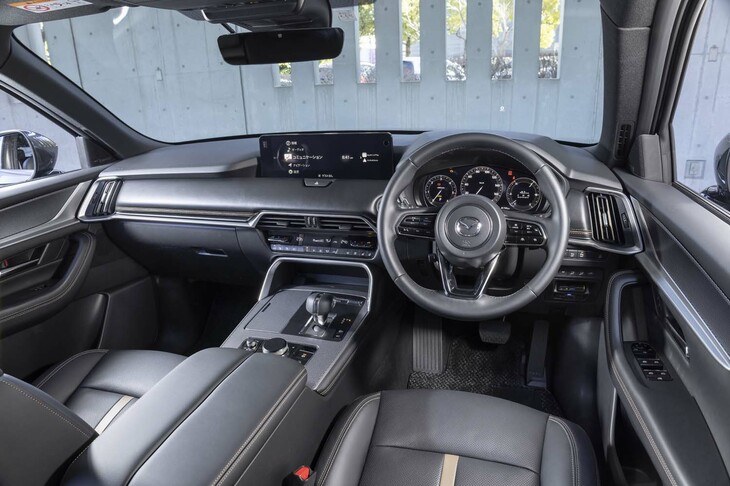 インテリアカラーは試乗車のブラックのほかにホワイトも選べる。レザー調やアルミ調を多用したクオリティーはさすがの仕上がり。