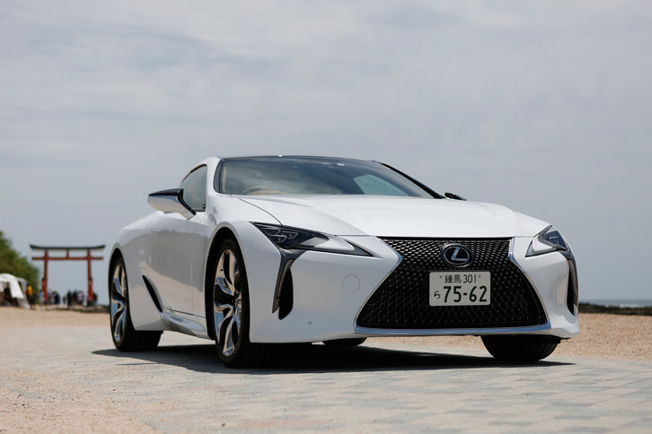 レクサスがオフィシャルパートナーを務める、「ダイニングアウト」の第10弾が宮崎市の青島で開催された。2017年の3月に登場したばかりの新型「LC」も披露された。