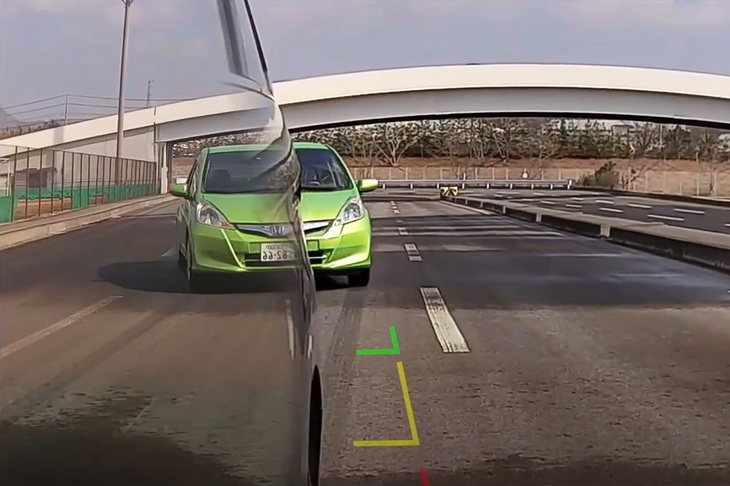 複数のカメラ映像を合成した「Eミラー」の表示は、通常であればボディーなどに隠れて死角となる部分も補填（ほてん）されている。