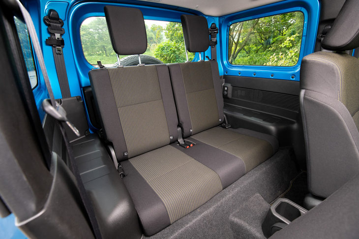 リアシートは「ジムニー」「ジムニーシエラ」ともに2座式。基本的にはヘッドレスト付きの2分割可倒式だが、「ジムニーXG」のみヘッドレストなしの一体可倒式となる。