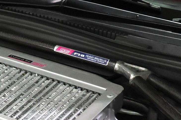 STI製ストラットタワーバーに記された「Fuji Heavy industries ltd. Aerospace Division」の文字にしびれるのは筆者だけではあるまい。