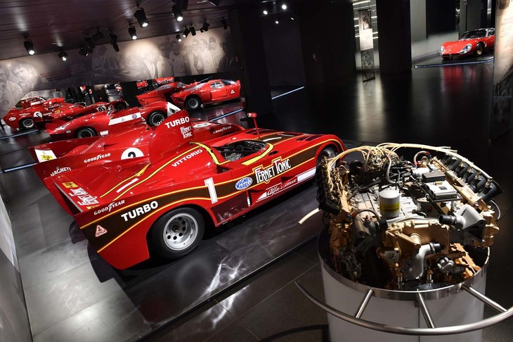 スピードコーナーで存在を際立たせる一台、「ティーポ33SC12ターボ」。水平対向12気筒3リッターエンジンが最高出力500PSを発生。シャシーが箱型（scatolato）であることからSCと命名された。1977年のA.メルザリオ、V.ブランビッラ、J.P.ジャリエ の活躍により世界スポーツカー選手権を制覇した。最終戦でデビューしたのが写真のターボバージョン。640PSにパワーアップ。最高速度は352km/hに達した。