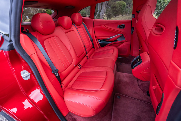 リアの居住性は申し分なく、足元にも頭上に十分な余裕が感じられた。リアのニールームは1040mm、ヘッドルームは1016mmが確保されている。今回の試乗車ではリアシートのベンチレーション機構と、リアのアコースティックプライバシーガラスがオプションで選択されていた。